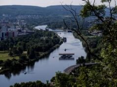 Istana Uskup Agung membuka pintunya bagi mereka yang membutuhkan: Ratusan tunawisma dan orang lanjut usia tiba untuk makan siang Natal