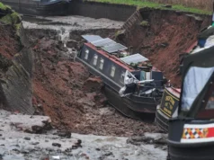 Saat lubang raksasa menelan perahu saat kanal runtuh