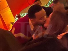 Chrissy Teigen Bermesraan Dengan Suami John Legend Setelah Giginya Gagal