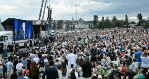 Penembak jitu menjaga pelayat saat ribuan orang memperingati satu minggu sejak pembantaian Bondi