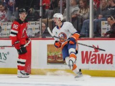 Akhirnya Iblis yang sehat mengunjungi penduduk pulau yang bertangan pendek sebelum liburan