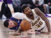 Lakers G Marcus Smart (belakang) berharap bisa bermain vs Spurs