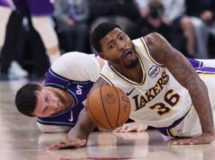 Lakers G Marcus Smart (belakang) berharap bisa bermain vs Spurs