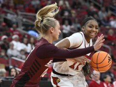 Roundup 25 Besar Wanita: No. 1 UConn mengalahkan No. 11 Iowa