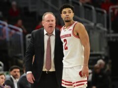 Wisconsin menggunakan kedalaman untuk mengalahkan Michigan Tengah yang sedang kesulitan