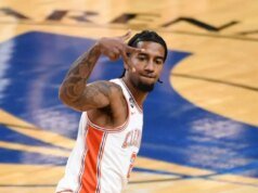 Clemson memulai dengan cepat, bertahan di tepi Cincinnati