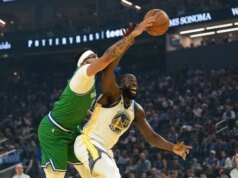 Skor Stephen Curry yang tepat waktu membantu Warriors mengalahkan Mavericks