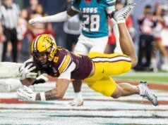 Jalen Smith menangkap pemenang pertandingan untuk Minnesota vs. New Mexico di Rate Bowl