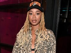 Palm Reader Memberitahu Mickey Lee Dia Akan Mati Muda, Pertunjukan Video Muncul Kembali