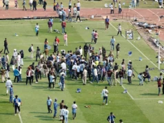 Tur Lionel Messi di India menjadi kacau ketika para penggemar melemparkan benda-benda ke dalam lapangan