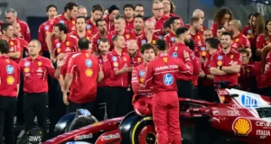 Lewis Hamilton dan Charles Leclerc memberi peringkat movie Natal mereka dalam perayaan Ferrari