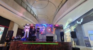 Robot Humanoid Bantu Pengunjung Cari Tenant hingga Promo