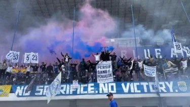 6947d15f3c1ef-suporter-persib-bobotoh-nyalakan-flare-di-stadion-gbla_375_211.jpg