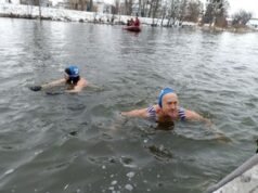 Para pria tangguh menikmati Dyji: Pavel si pengguna kursi roda berenang sejauh 80 meter selama penayangan perdananya!