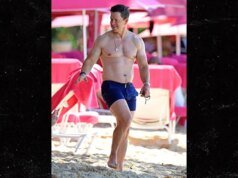 Mark Wahlberg Bertelanjang Dada di Barbados Bersama Istri Rhea