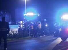 Perjudian di Spindle: Seorang wanita dengan kereta dorong sedang berseluncur di atas es tipis!