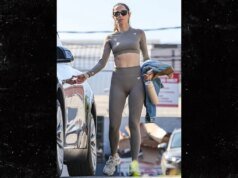 Ana De Armas Memamerkan Perut Robek dalam Ensembel Latihan Kecil