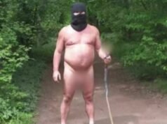 Keanehan terbesar tahun ini: Seorang lelaki telanjang dengan sebuah tongkat mainan, ratusan kelinci, dan seekor ikan lele yang agresif