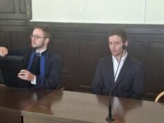 Seorang pengemudi mabuk mengancam seorang wanita bersama putri dan cucunya: polisi menghentikannya tepat waktu