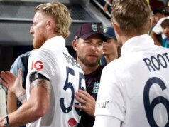 Keamanan Inggris terlibat dalam bentrokan buruk di bandara dengan operator kamera saat pertempuran Ashes memanas: ‘Keluar dari hadapanku’