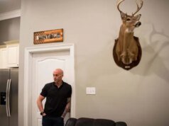 Anak laki-laki di sekolahnya membagikan gambar telanjang dirinya yang dibuat oleh AI. Setelah bertengkar, dialah yang diusir