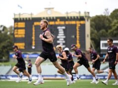 Inggris akan tetap menggunakan susunan pukulan yang sama untuk Tes ketiga meskipun ada kesengsaraan Ashes baru-baru ini