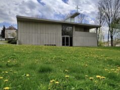 Malam yang sunyi di gereja modern. Bangunan-bangunan baru ini tidak hanya memiliki kesamaan semangat kesucian namun juga modern