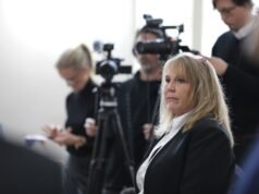 Mantan panitera pengadilan dalam persidangan pembunuhan ganda Alex Murdaugh mengaku bersalah atas dakwaan yang berasal dari kasus