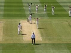 Kekacauan terjadi saat 20 gawang runtuh di awal yang lucu di Charcoals Examination keempat