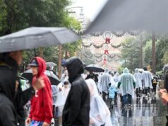 Disneyland tutup lebih awal pada Malam Natal saat hujan deras mendekat – The Mercury News