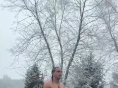 Mack Hollins dari Patriots Tampil di Stadion Tanpa Alas Kaki dan Bertelanjang Dada