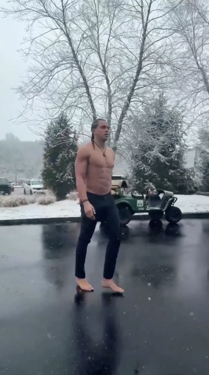 Patriots-Mack-Hollins-Goes-Barefoot-and-Shirtless-as-He-Arrives-to-Snowy-Stadium.png