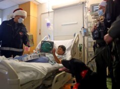 Sheriff dan Pemadam Kebakaran Santa Clara County mengirimkan mainan kepada pasien muda untuk Natal