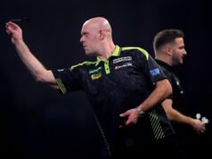 Luke Humphries selamat dari ketakutan saat ia mencapai babak 16 besar Kejuaraan Dunia