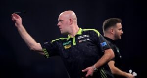 Luke Humphries selamat dari ketakutan saat ia mencapai babak 16 besar Kejuaraan Dunia