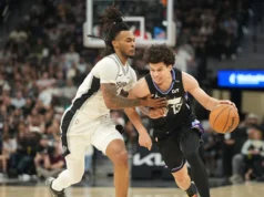 Dylan Harper dari Spurs memposterisasi Kyle Filipowski dengan tomahawk bang