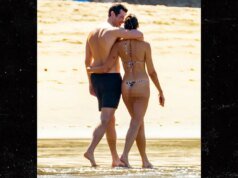 Dua Lipa ke Pantai dengan Bikini Mungil, Pamer PDA Bareng Tunangan Callum Turner
