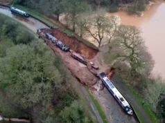 Perahu-perahu rumah tertelan reruntuhan kanal
