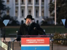 Trump memuji pahlawan saat pembantaian menggelapkan upacara Hanukkah di AS