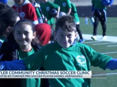 Penduduk asli Tyler dan mantan pemain sepak bola profesional Daniel Hernandez kembali ke rumah untuk menjadi tuan rumah klinik sepak bola