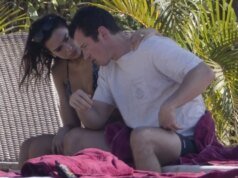 Dua Lipa Berbalut Bikini Menghibur Tunangan Callum Turner yang Kesal saat Liburan di Meksiko