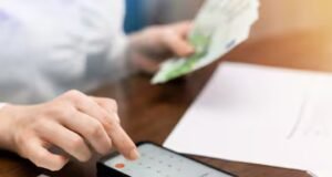 Pengiriman uang saat Natal 2025: bagaimana cara berhemat saat mengirim uang ke keluarga saya di luar AS.