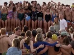 Pengunjung pantai mengheningkan cipta selama satu menit untuk para korban Bondi