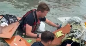 Tim penyelamat mencari pesawat Angkatan Laut Meksiko setelah kecelakaan di Texas