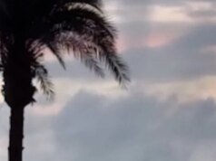 Waterspout mengirimkan puing-puing ke angkasa di lepas pantai Spanyol