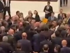 Anggota parlemen Turki bertengkar di parlemen mengenai pembicaraan anggaran