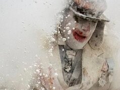 Orang-orang yang bersuka ria berkelahi dengan tepung, telur, dan petasan di Spanyol