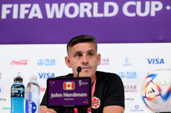 john-herdman-saat-masih-menukangi-kanada-pada-piala-dunia-20-ajki.jpg