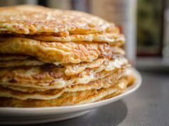 Untuk yang belum berpengalaman: cara membuat menara pancake untuk Natal