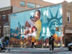 Sebuah mural raksasa diresmikan di NYC untuk membela para migran: “Warga New York tidak akan menyerah pada rasa takut”